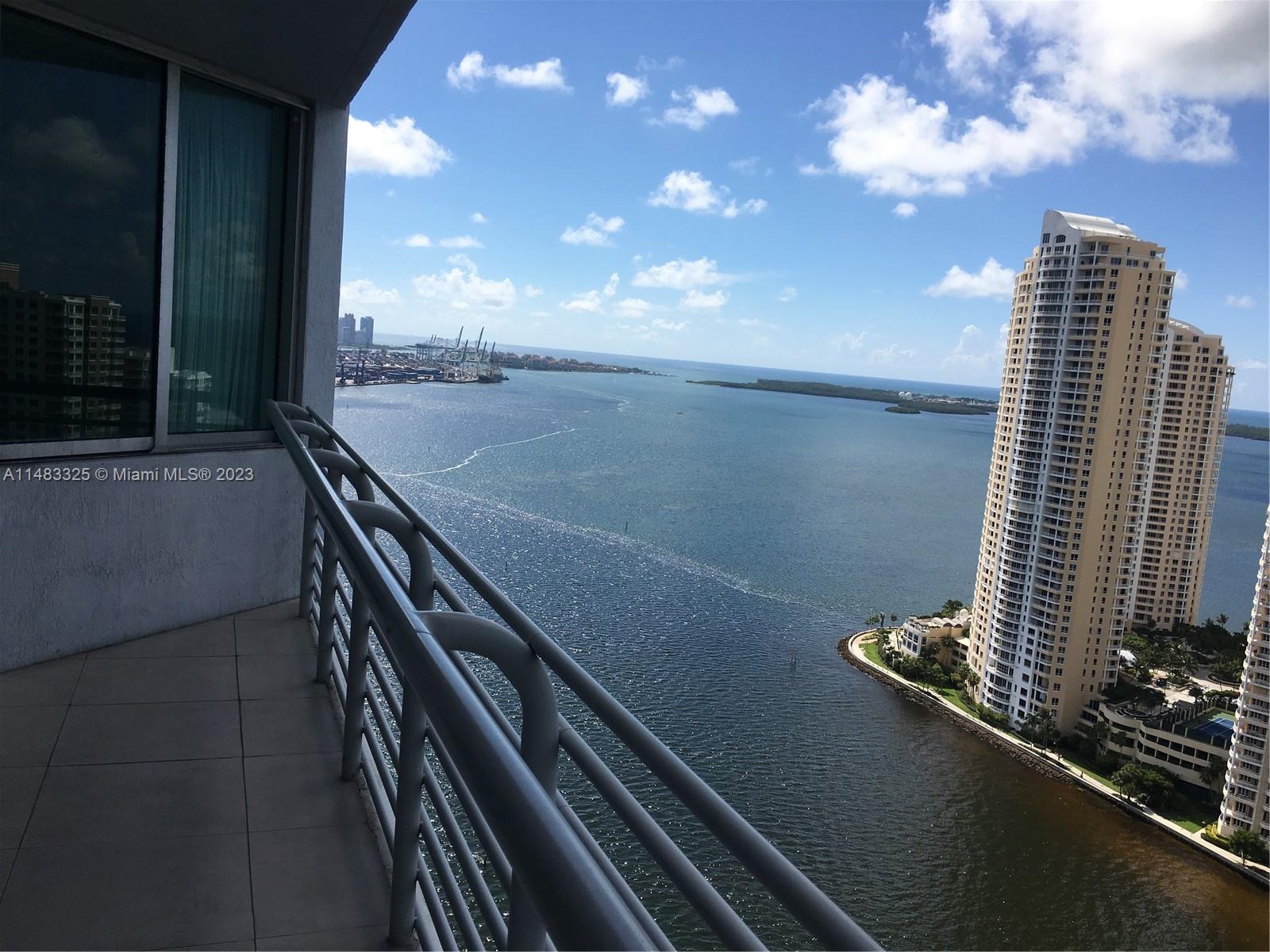 Rarely available south-facing apartment with breathtaking view of Biscayne Bay, Brickell Key and the ocean. One
Miami is a full service luxury condo in the epicenter of Miami, walking distance to Whole Foods, world class
restaurants, pack and metro mover