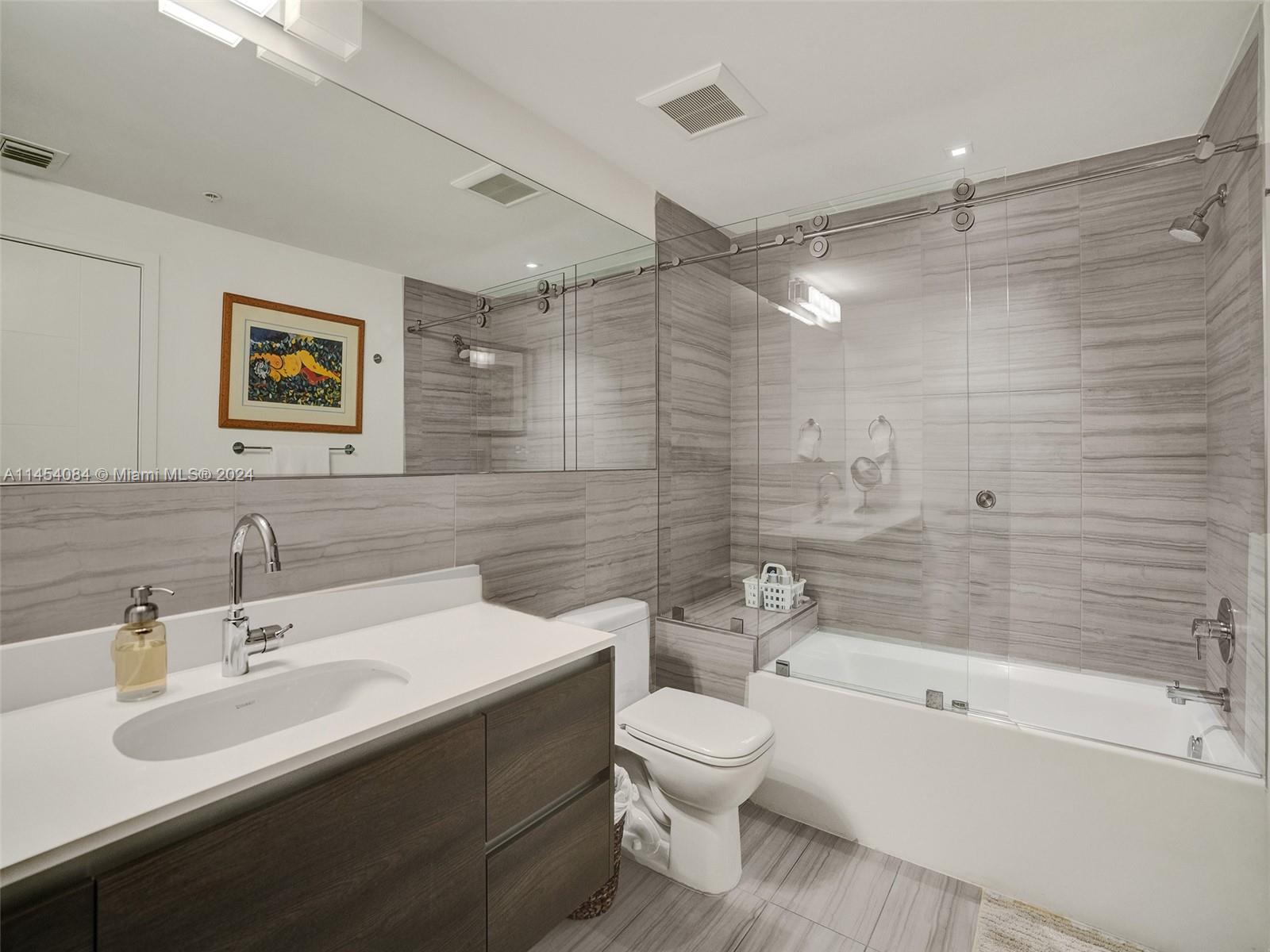 Ensuite 3-Master Bathroom