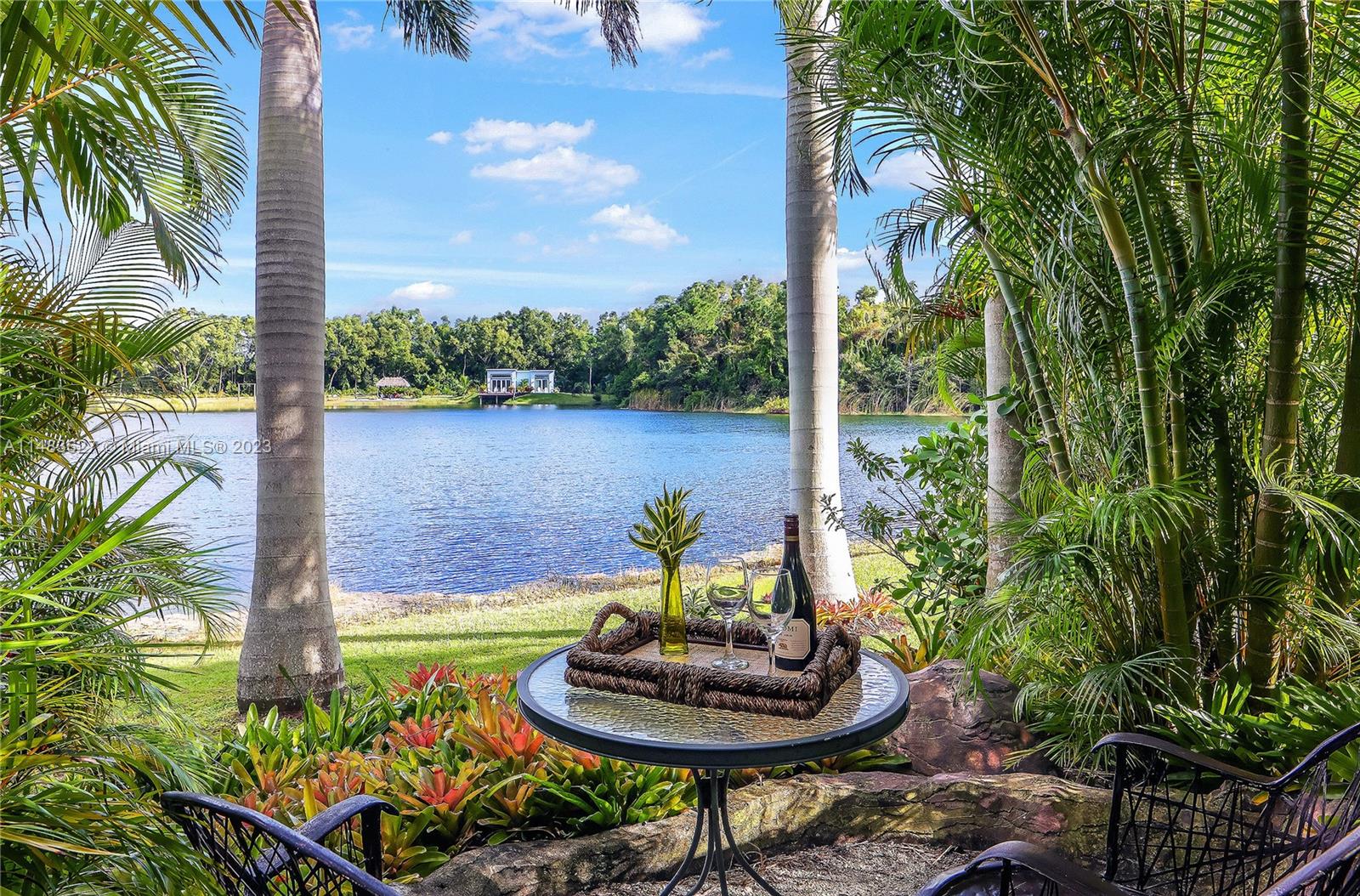 Romantic Spot facing the lake
