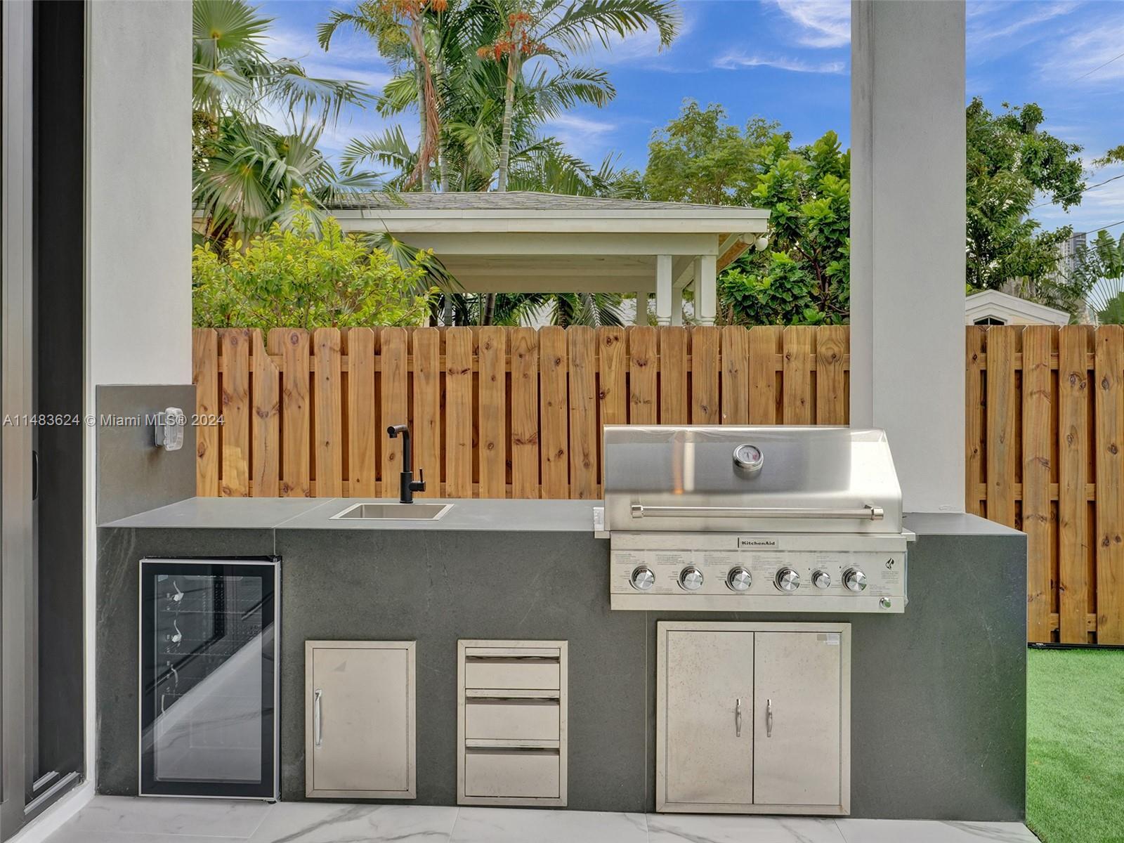 OUTDOOR KITCHEN