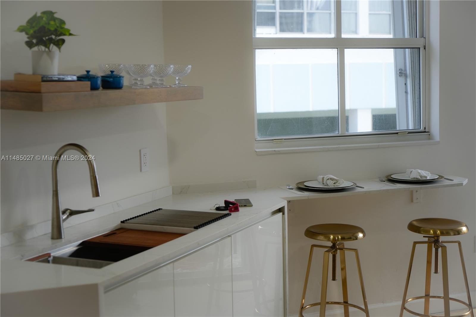 5880 Collins Ave 301, Miami Beach, Florida 33140, 2 Bedrooms Bedrooms, ,2 BathroomsBathrooms,Residential,For Sale,5880 Collins Ave 301,A11485027