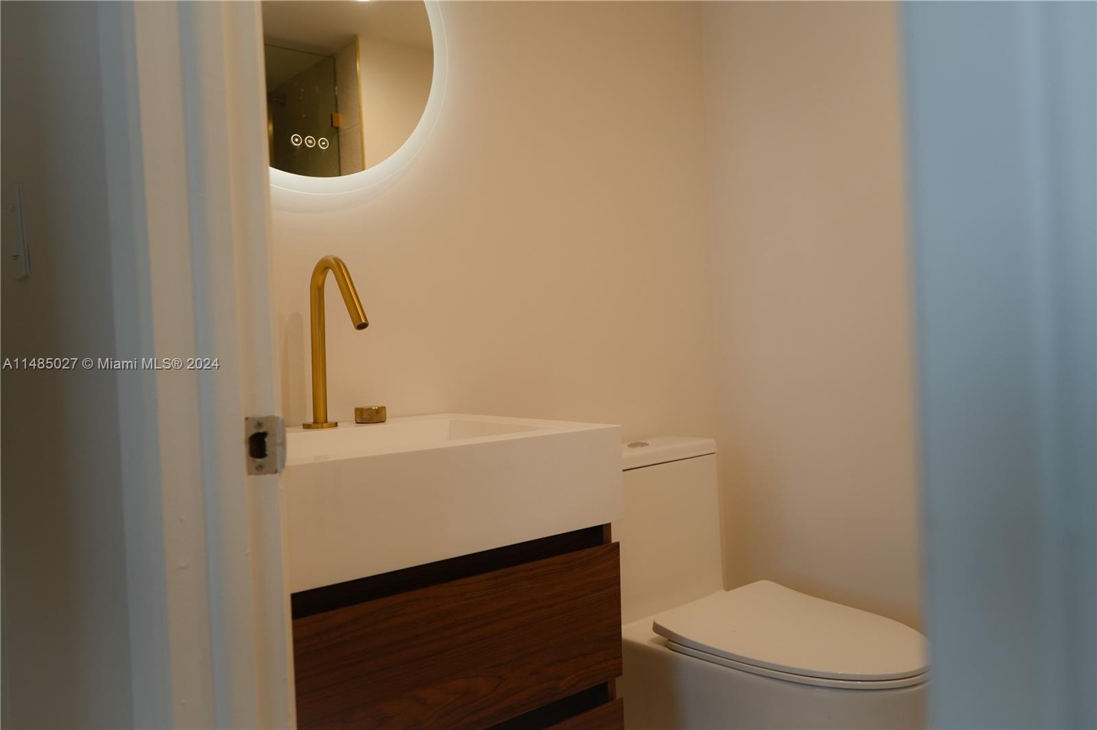 5880 Collins Ave 301, Miami Beach, Florida 33140, 2 Bedrooms Bedrooms, ,2 BathroomsBathrooms,Residential,For Sale,5880 Collins Ave 301,A11485027