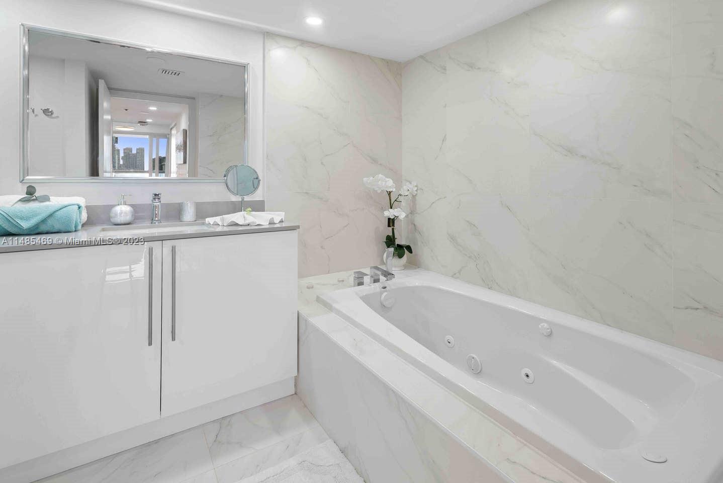 1717 N Bayshore Dr C-4037, Miami, Florida 33132, 1 Bedroom Bedrooms, ,1 BathroomBathrooms,Residentiallease,For Rent,1717 N Bayshore Dr C-4037,A11485469