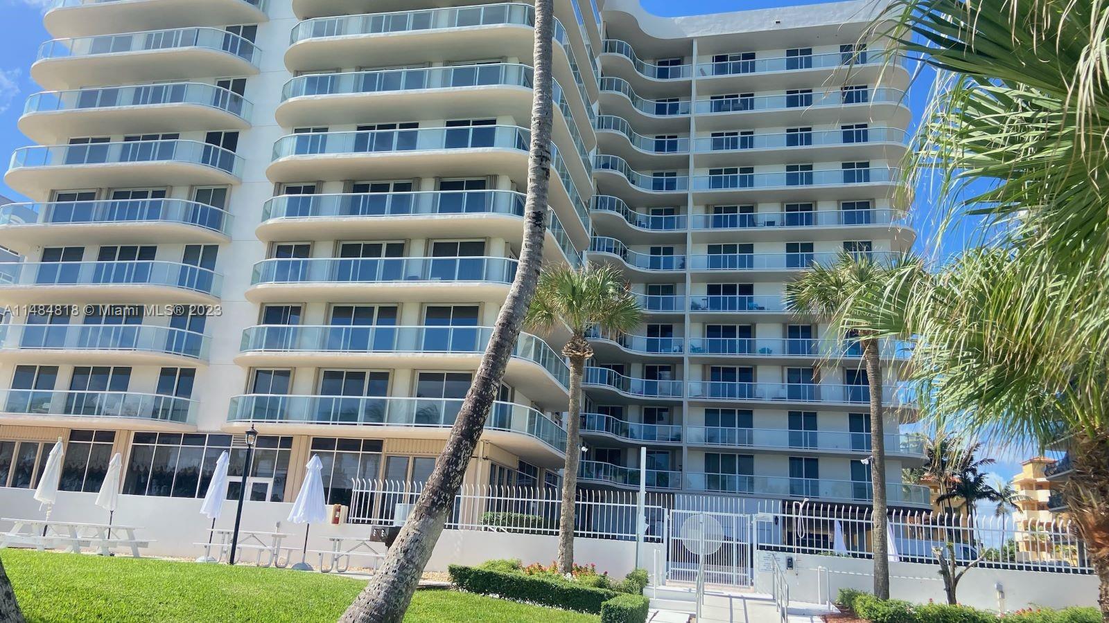 MUST SEE! Spacious and comfortable residence with 1 bedroom plus a DEM and 1.5 bathrooms with more than 1000 square feet in the spectacular Surfside of Miami Beach. Exclusive access to the beach Amenities include a Botanical Garden, grill area, swimming pool, gym+spa.