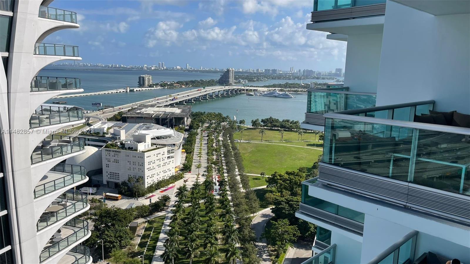 Beautiful high unit in 900 Biscayne Bay. Great Building with an excellent location, next to the Heat Stadium, shops, museums, restaurants with a varied gastronomic offer and just a few minutes from the beach. Surrounded by an atmosphere of art, culture and entertainment. Close to everything Miami has to offer... The Building has all the comforts you can ask: swimming pool, gym, spa, billiards, children's game area, cinema, etc. Unit with large balconies with an excellent view and light, open kitchen, large living room - dining room area, new bathrooms, and rooms with plenty of space. This property is ideal to relax and enjoy your day to day in middle of Downtown Miami...