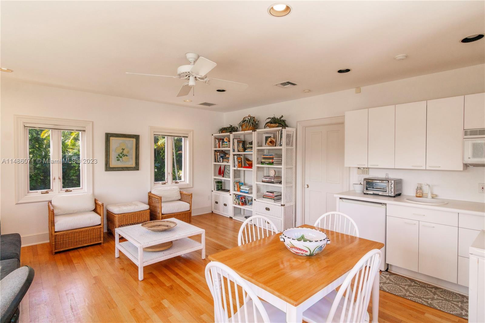 Guest House 1 Bedroom Apartment w/ Full Bath - Upper Level