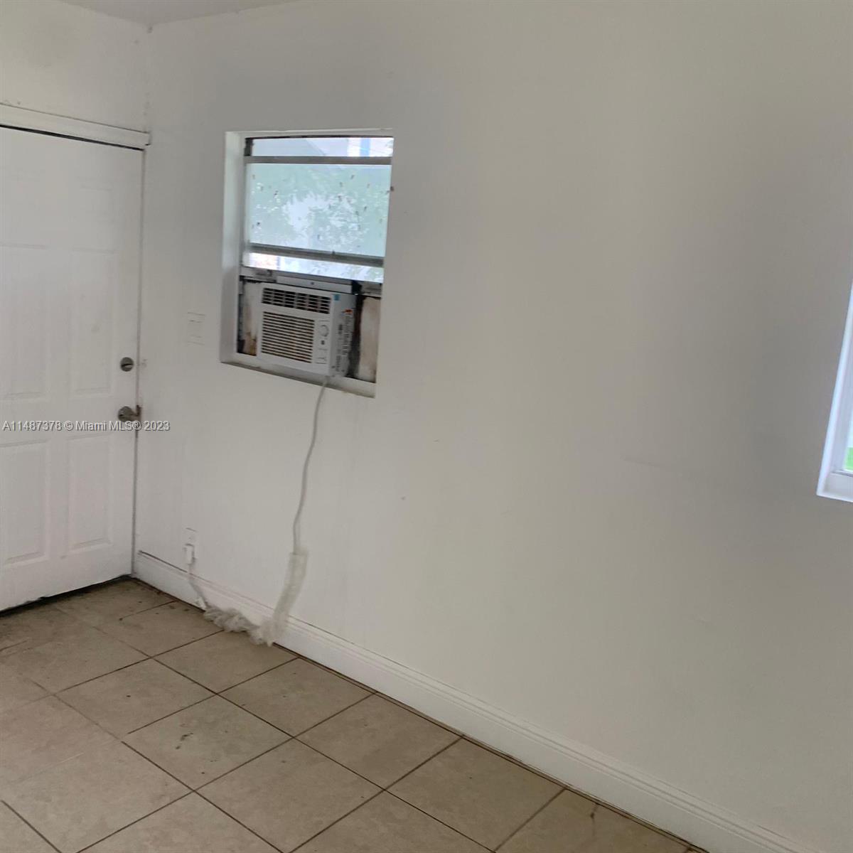 517 NW 1st Ave 1, Hallandale Beach, Florida 33009, 3 Bedrooms Bedrooms, ,1 BathroomBathrooms,Residentiallease,For Rent,517 NW 1st Ave 1,A11487378