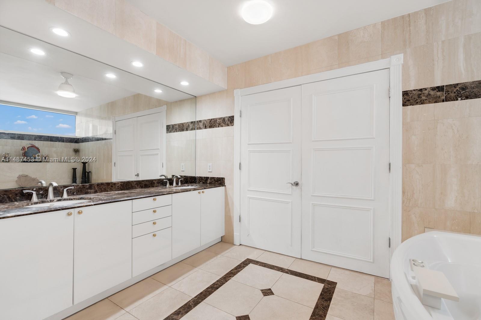 17555 Collins Ave, Sunny Isles Beach, FL, 33160 United States, 3 Bedrooms Bedrooms, ,3 BathroomsBathrooms,Residential,For Sale,Collins Ave,A11487453