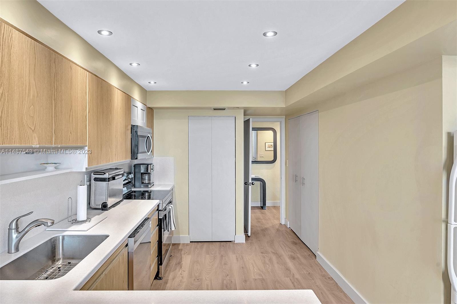19667 Turnberry Way, Aventura, FL, 33180 United States, 2 Bedrooms Bedrooms, ,2 BathroomsBathrooms,Residential,For Sale,Turnberry Way,A11487543