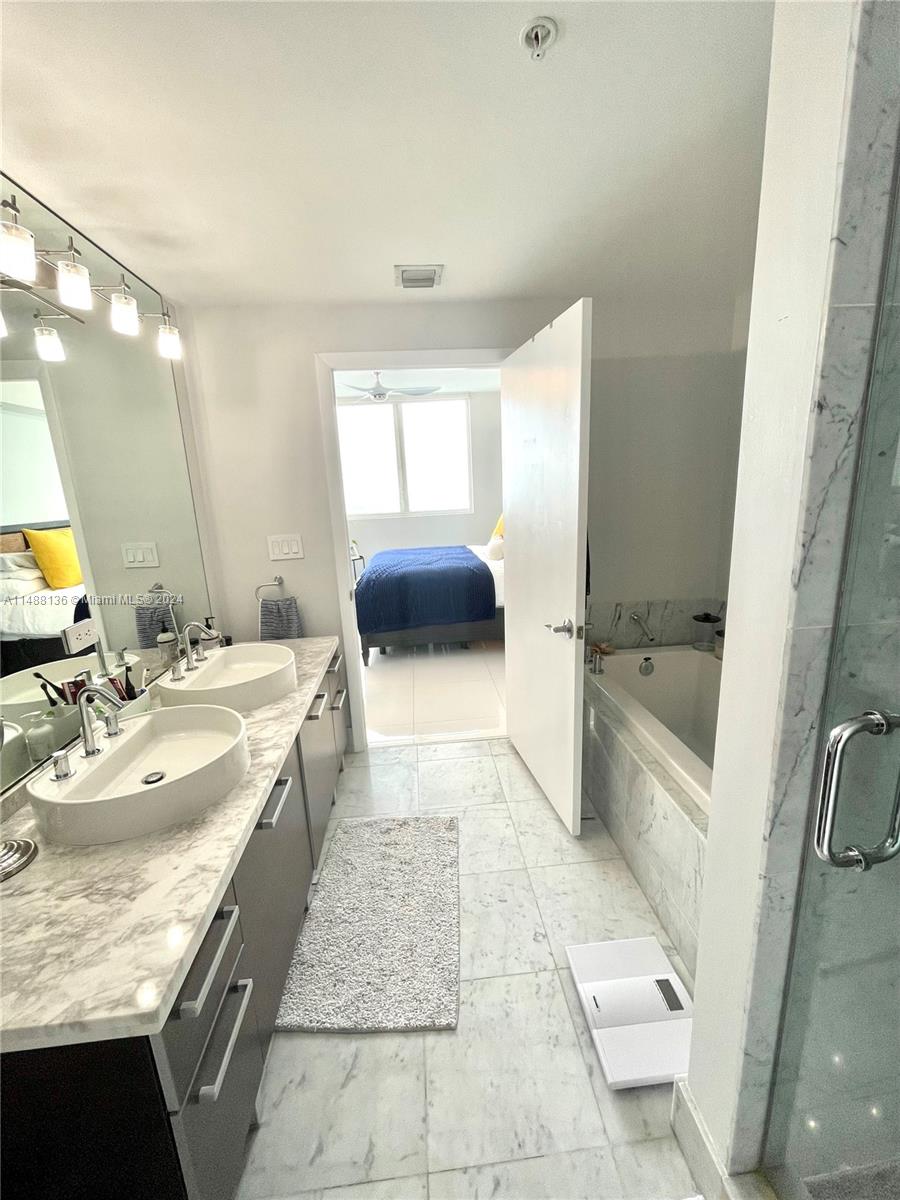253 NE 2nd St 3303, Miami, Florida 33132, 3 Bedrooms Bedrooms, ,2 BathroomsBathrooms,Residential,For Sale,253 NE 2nd St 3303,A11488136