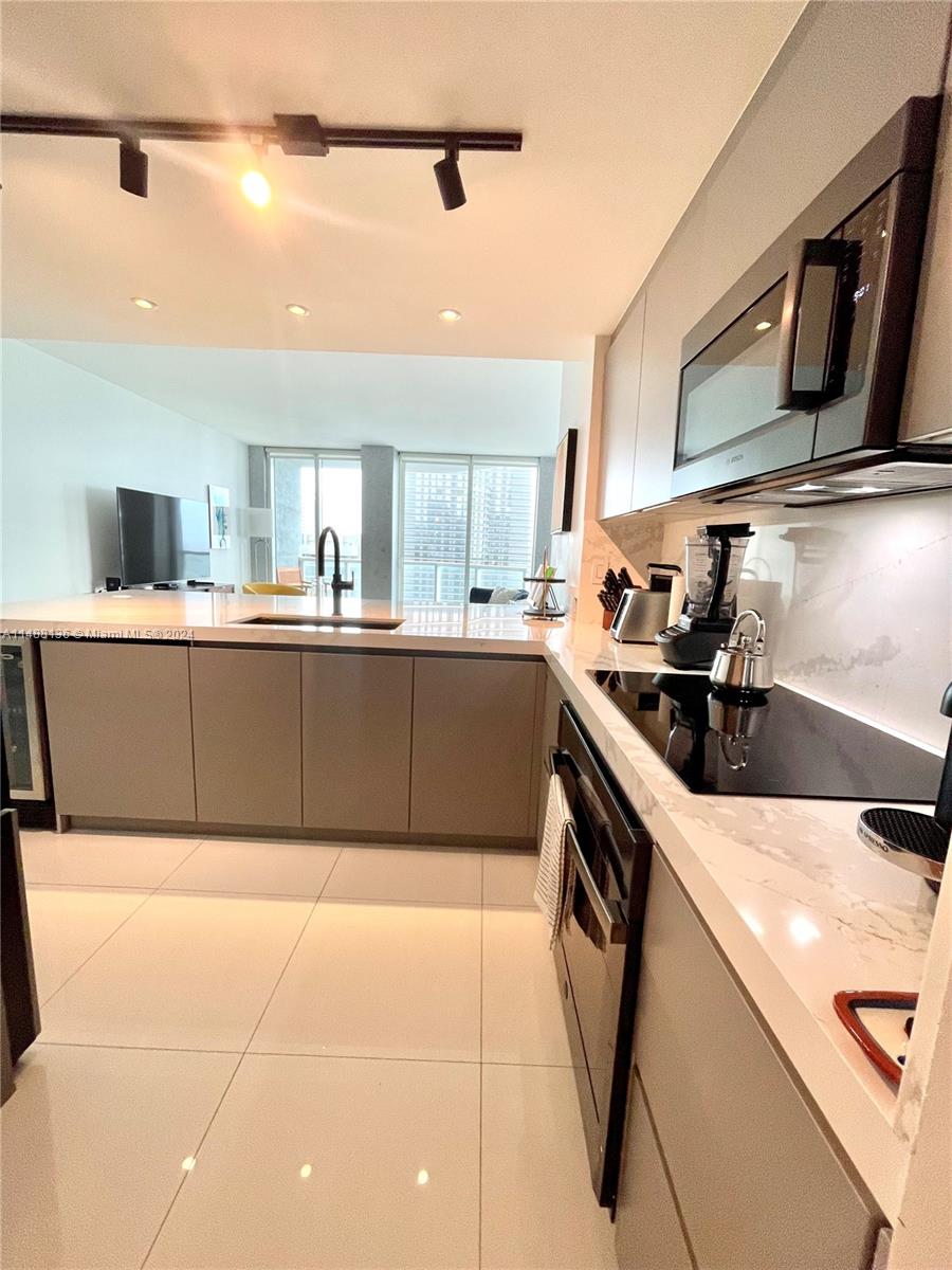 253 NE 2nd St 3303, Miami, Florida 33132, 3 Bedrooms Bedrooms, ,2 BathroomsBathrooms,Residential,For Sale,253 NE 2nd St 3303,A11488136