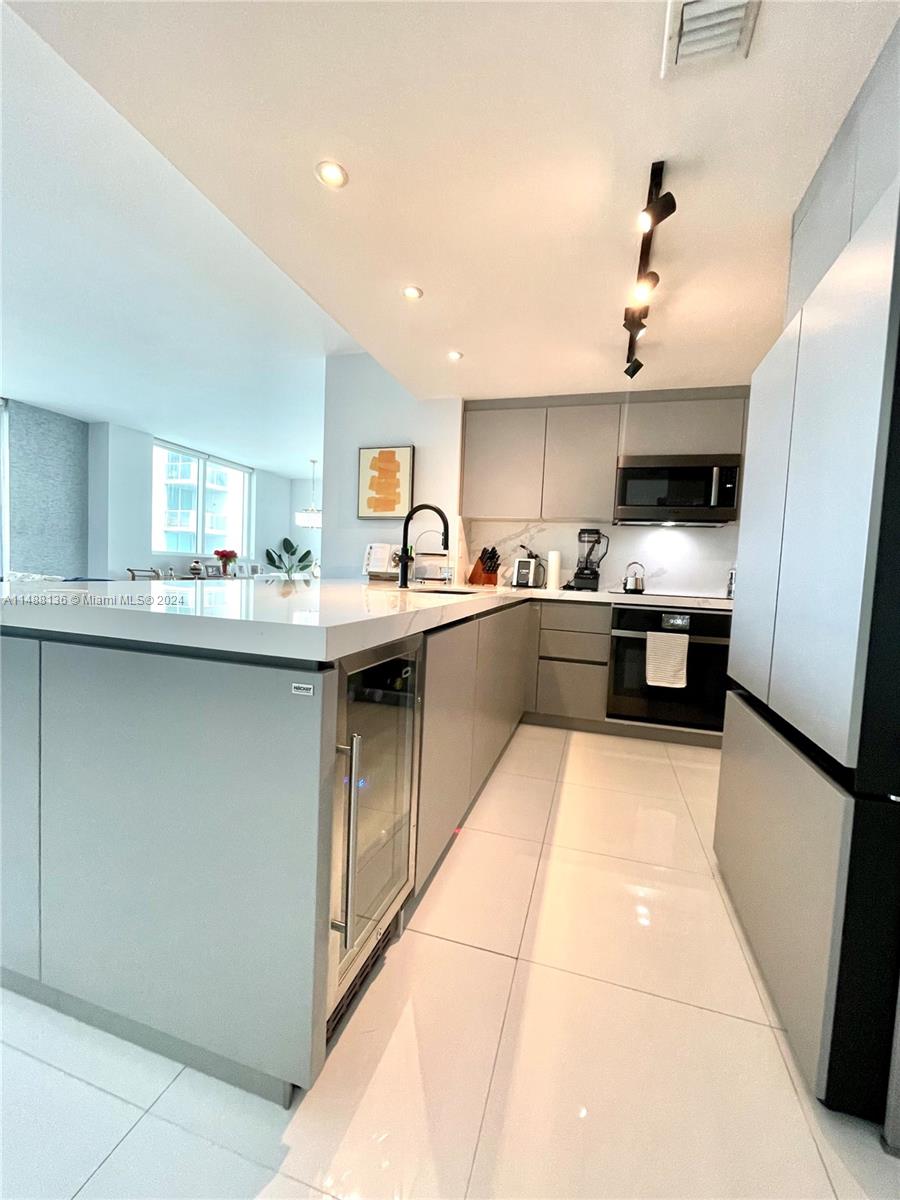 253 NE 2nd St 3303, Miami, Florida 33132, 3 Bedrooms Bedrooms, ,2 BathroomsBathrooms,Residential,For Sale,253 NE 2nd St 3303,A11488136