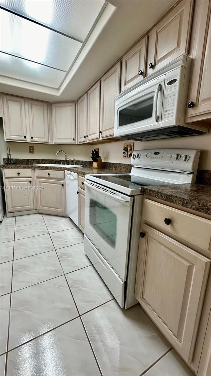 Hallandale Beach, Florida 33009, 1 Bedroom Bedrooms, ,1 BathroomBathrooms,Residential,For Sale,A11488797