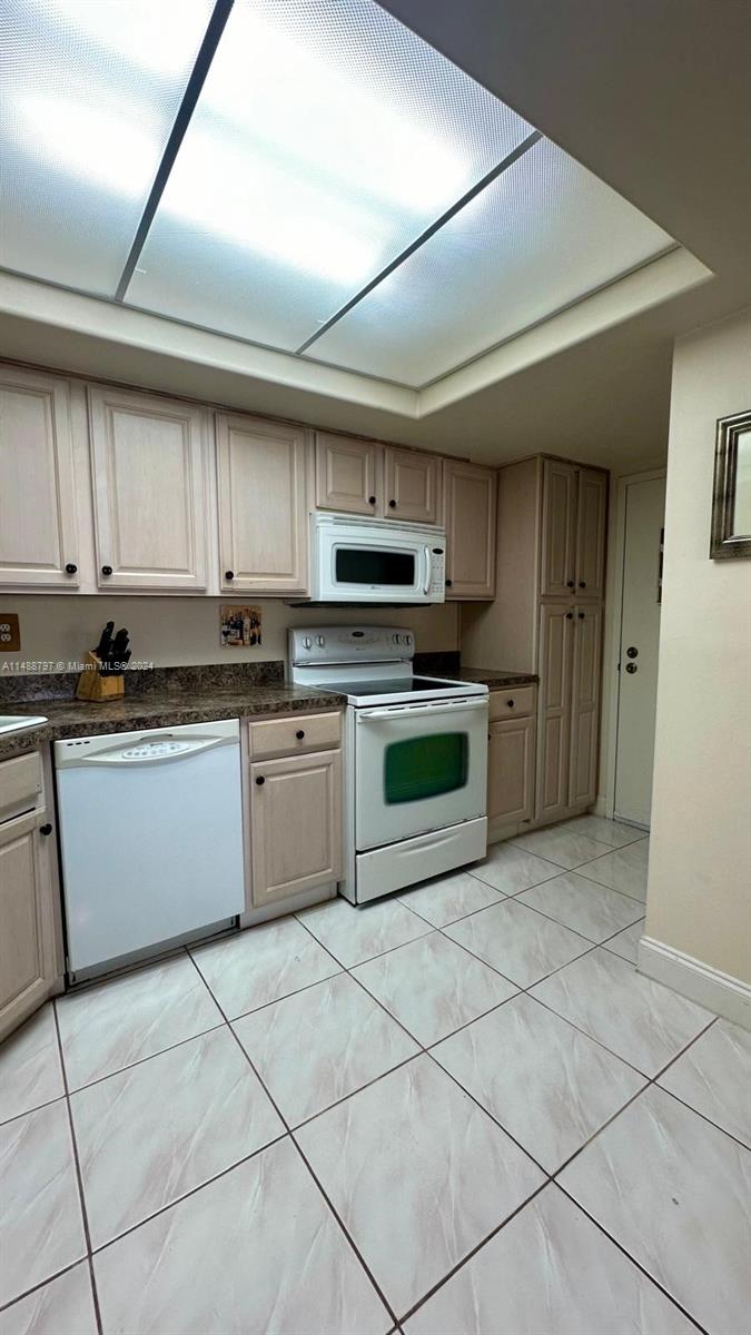 Hallandale Beach, Florida 33009, 1 Bedroom Bedrooms, ,1 BathroomBathrooms,Residential,For Sale,A11488797
