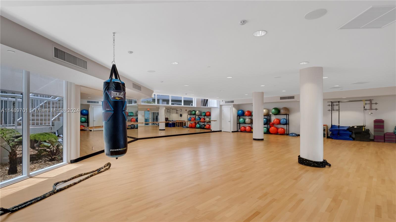 20281 Country Club Dr, Aventura, FL, 33180 United States, 3 Bedrooms Bedrooms, ,2 BathroomsBathrooms,Residential,For Sale,Country Club Dr,A11489701