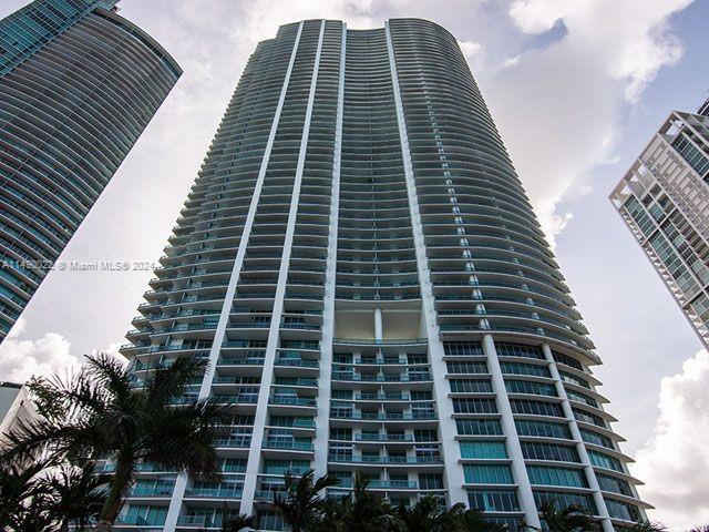 Experience the ultimate downtown lifestyle from this spacious 1 bedroom / 2bath condo. White porcelain floors. Unobstructed spectacular Biscayne Bay views. Building offers ultra luxurious amenities including full service Spa, state of the art Gym. Rented until 9/14/2024 at $4000