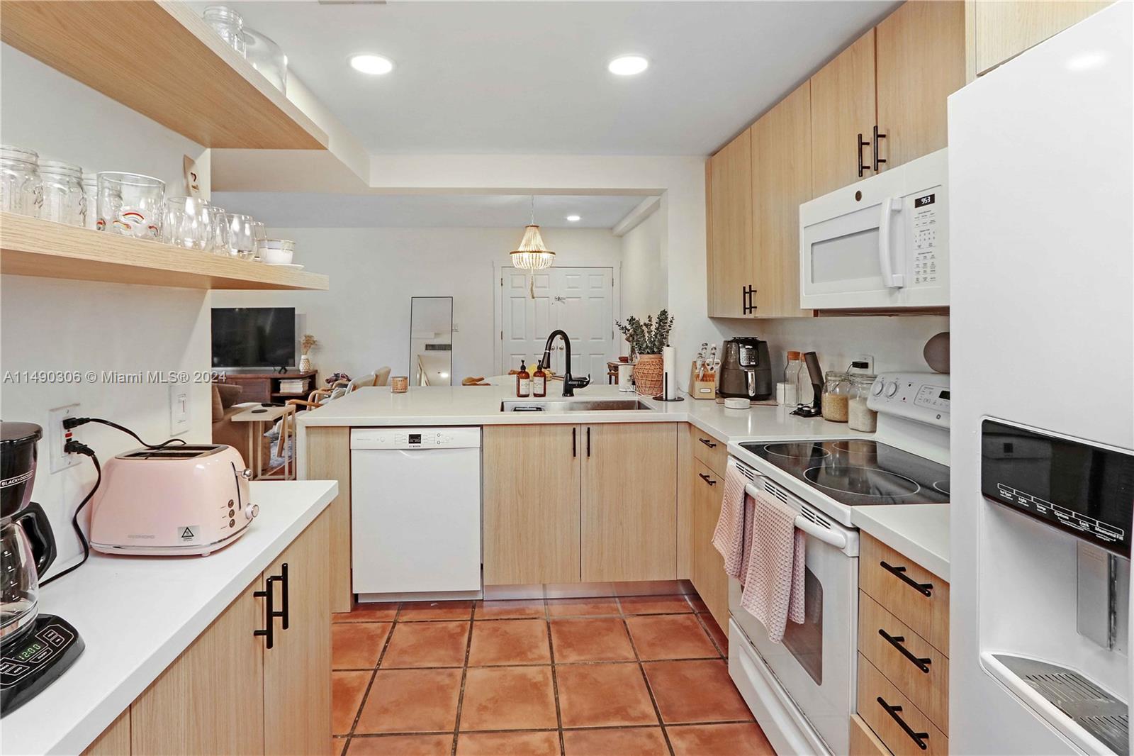 1400 Salzedo St 302, Coral Gables, Florida 33134, 3 Bedrooms Bedrooms, ,2 BathroomsBathrooms,Residential,For Sale,1400 Salzedo St 302,A11490306