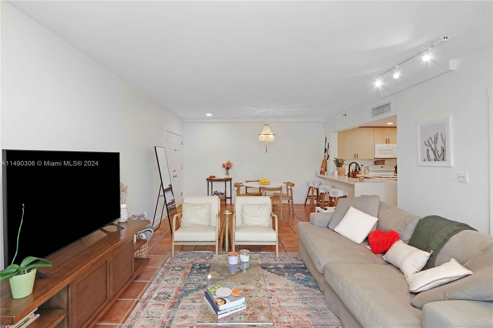 1400 Salzedo St 302, Coral Gables, Florida 33134, 3 Bedrooms Bedrooms, ,2 BathroomsBathrooms,Residential,For Sale,1400 Salzedo St 302,A11490306