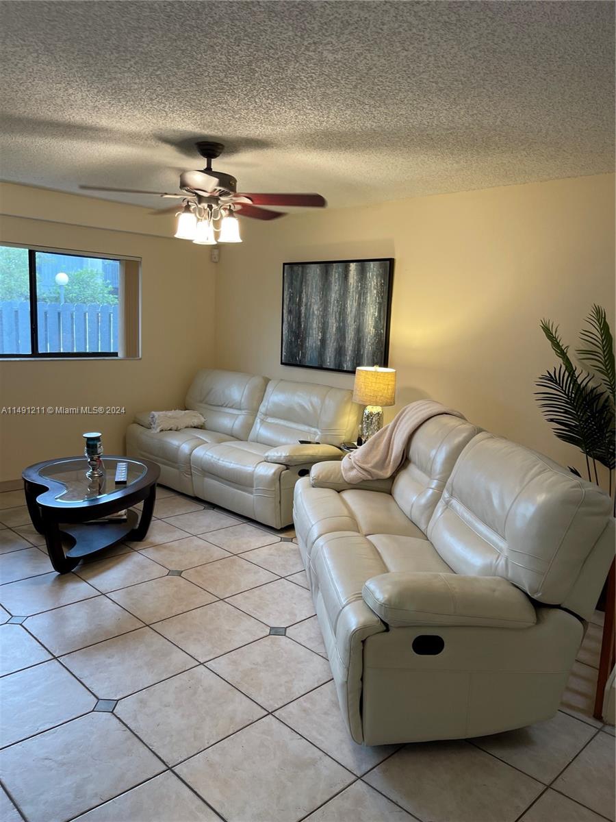1422 Amanda St 1422, Hollywood, Florida 33020, 2 Bedrooms Bedrooms, ,1 BathroomBathrooms,Residentiallease,For Rent,1422 Amanda St 1422,A11491211