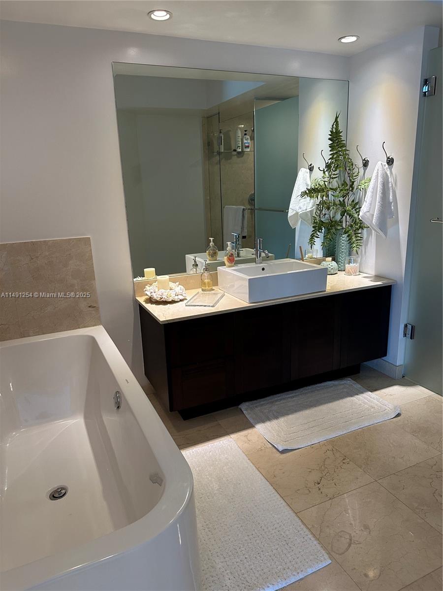 MIDDLE BEDROOM QUEEN BED