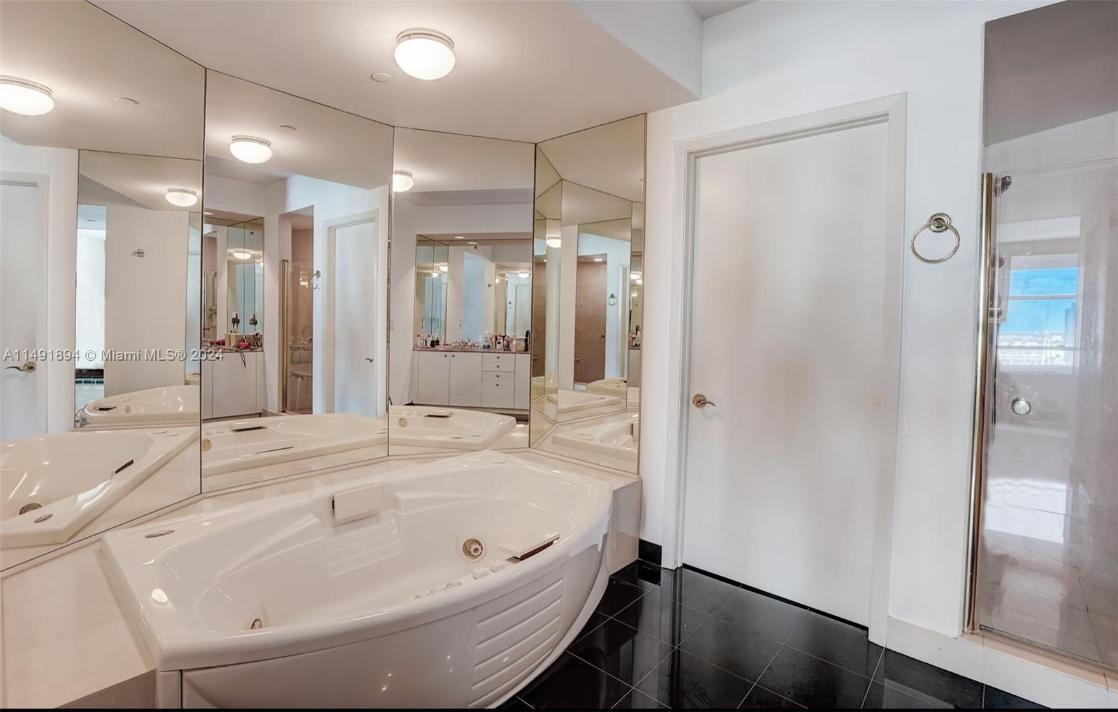 300 S Pointe Dr 1606, Miami Beach, Florida 33139, 2 Bedrooms Bedrooms, ,2 BathroomsBathrooms,Residentiallease,For Rent,300 S Pointe Dr 1606,A11491894