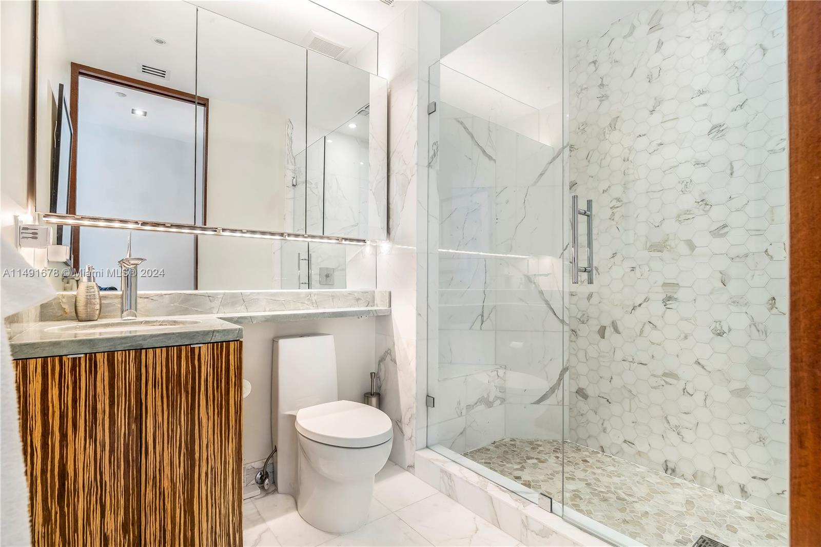 100 Pointe Drive, Miami Beach, FL, 33139 United States, 2 Bedrooms Bedrooms, ,2 BathroomsBathrooms,Residential,For Sale,Pointe Drive,A11491678