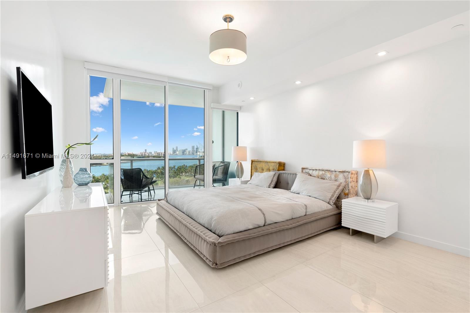 100 Pointe Drive, Miami Beach, FL, 33139 United States, 1 Bedroom Bedrooms, ,1 BathroomBathrooms,Residential,For Sale,Pointe Drive,A11491671