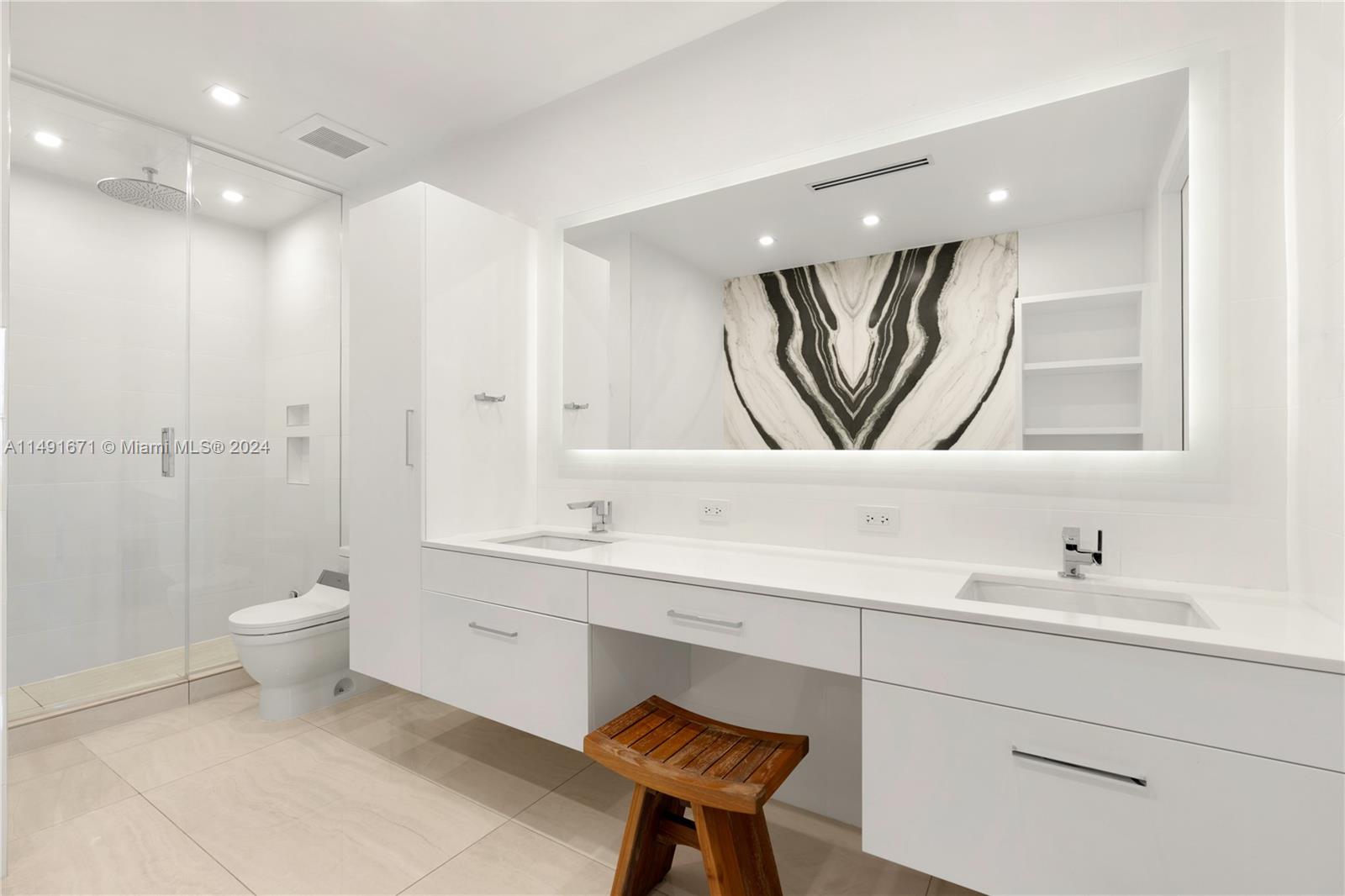 100 Pointe Drive, Miami Beach, FL, 33139 United States, 1 Bedroom Bedrooms, ,1 BathroomBathrooms,Residential,For Sale,Pointe Drive,A11491671