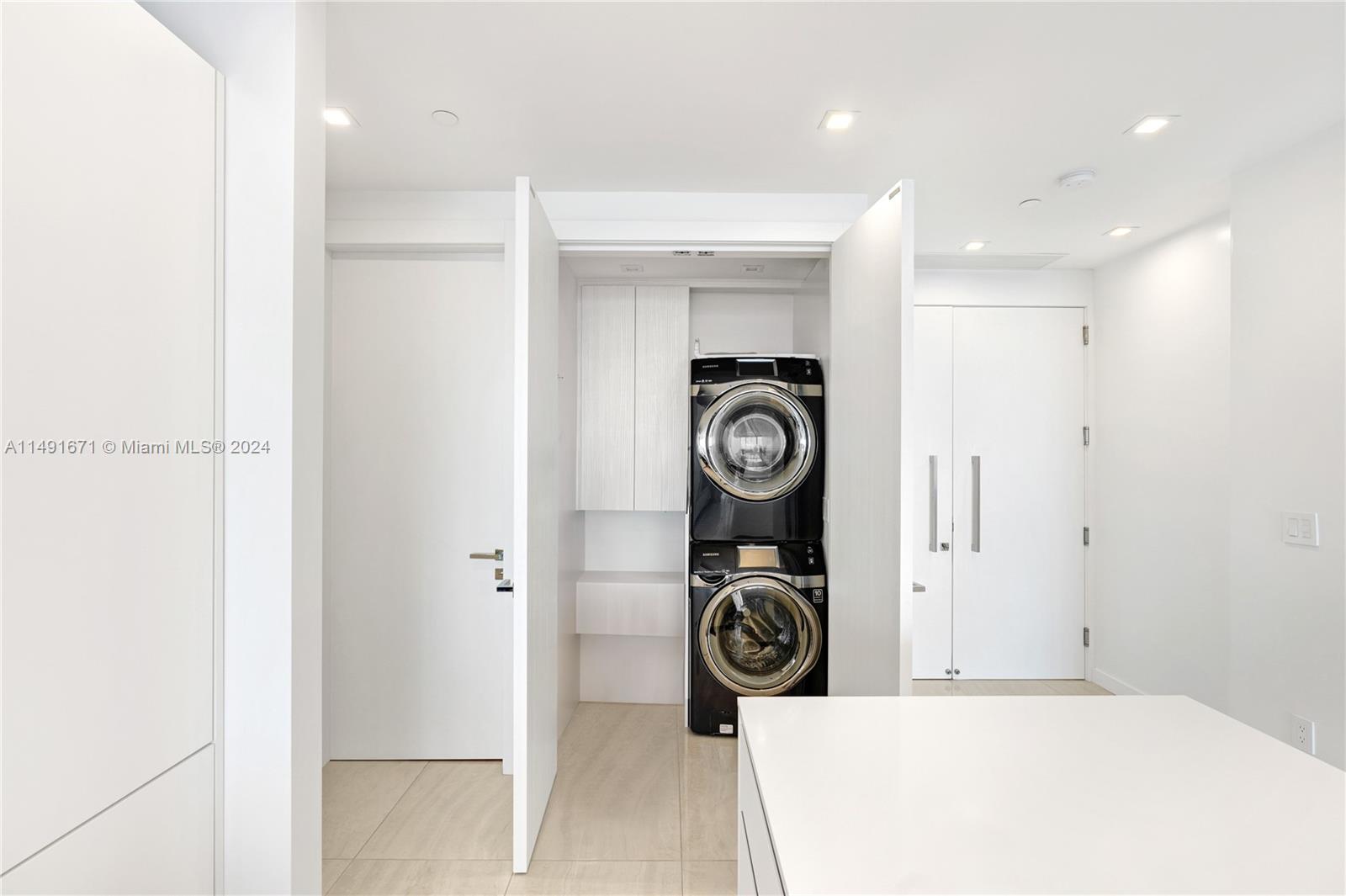 100 Pointe Drive, Miami Beach, FL, 33139 United States, 1 Bedroom Bedrooms, ,1 BathroomBathrooms,Residential,For Sale,Pointe Drive,A11491671