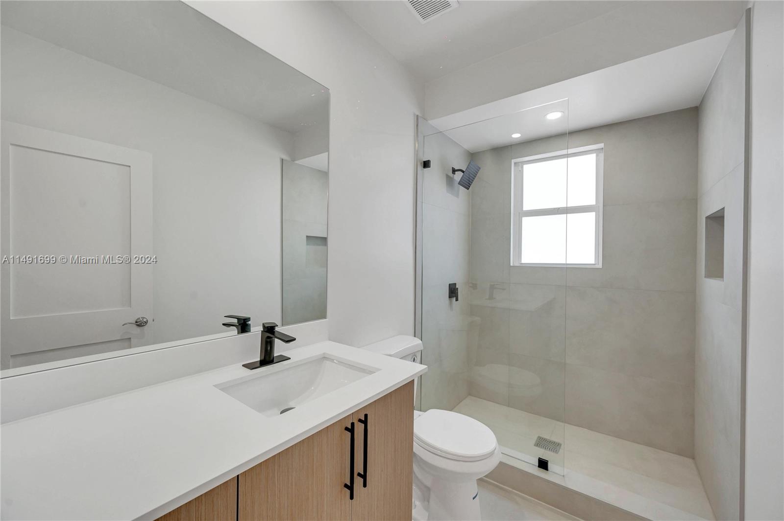 893 NE 81st St 3, Miami, Florida 33138, 2 Bedrooms Bedrooms, ,1 BathroomBathrooms,Residentiallease,For Rent,893 NE 81st St 3,A11491699