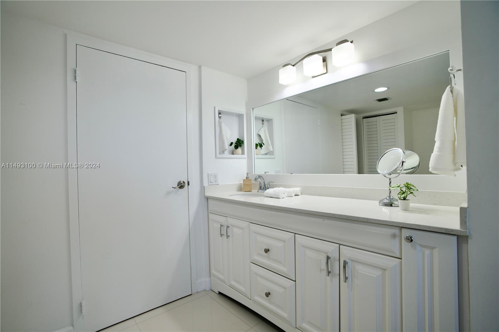 100 Bayview Dr 803, Sunny Isles Beach, Florida 33160, 2 Bedrooms Bedrooms, ,2 BathroomsBathrooms,Residentiallease,For Rent,100 Bayview Dr 803,A11493100