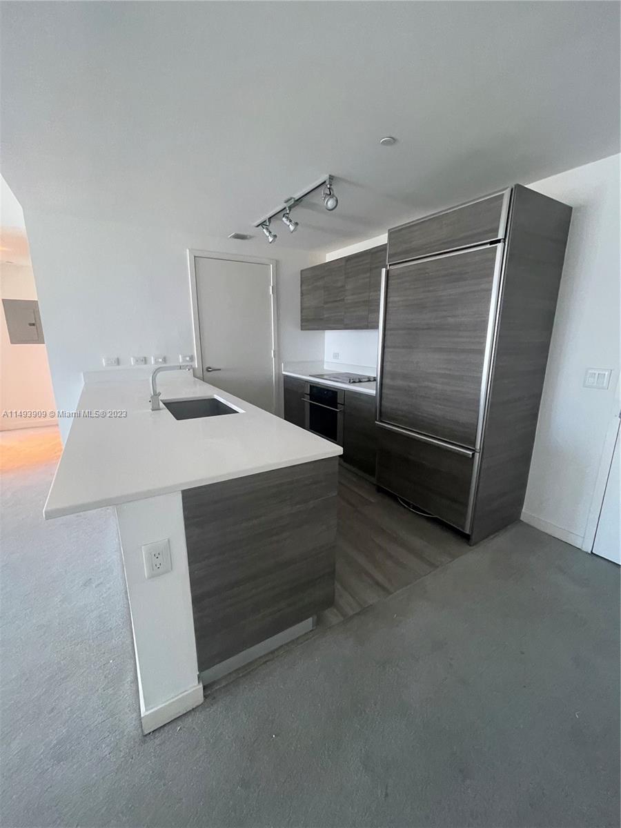 Amazing unit in the heart of Brickell. 1 BED + 1 BATH at Millecento. Beautiful view front balcony. Open kitchen with Quartz counter top, Italian cabinets. Amenities as Hotel resort 5 stars. 2 pools. Rooftop, Sun deck, Fitness center, Movie theater and more. Quick approval.