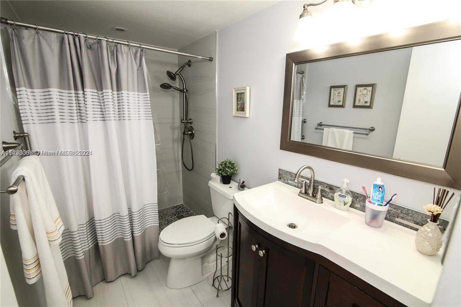 5151 Collins Ave 827, Miami Beach, Florida 33140, 1 Bedroom Bedrooms, ,1 BathroomBathrooms,Residential,For Sale,5151 Collins Ave 827,A11493008