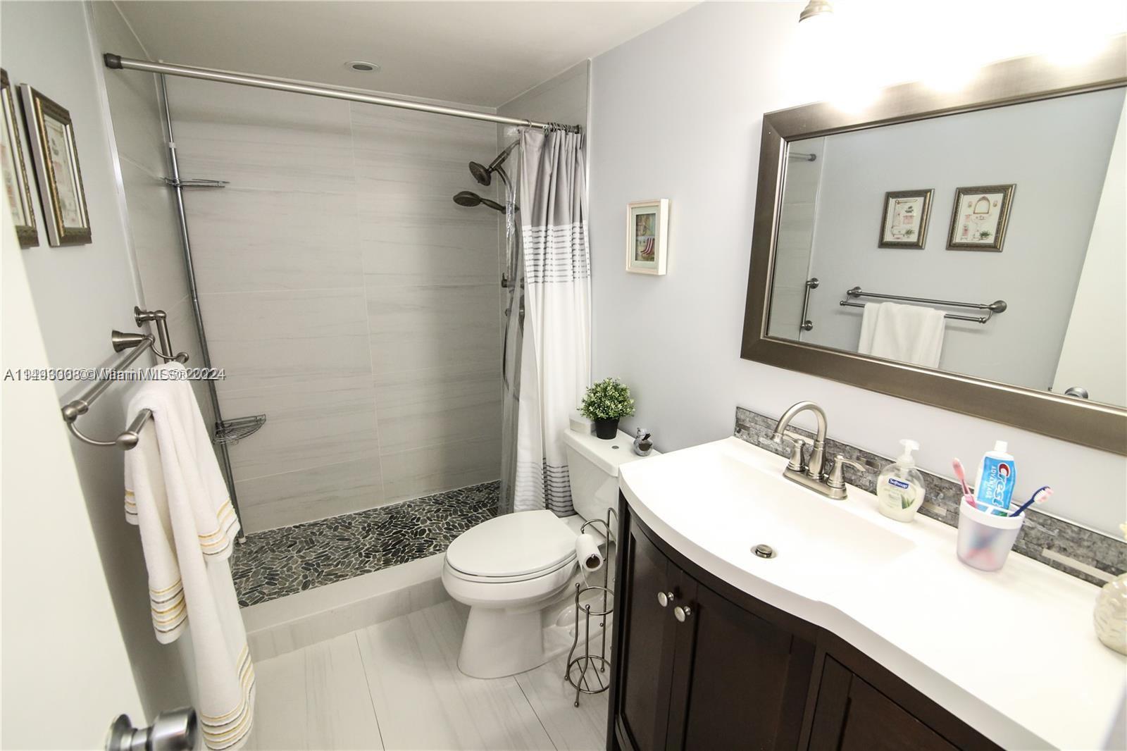 5151 Collins Ave 827, Miami Beach, Florida 33140, 1 Bedroom Bedrooms, ,1 BathroomBathrooms,Residential,For Sale,5151 Collins Ave 827,A11493008