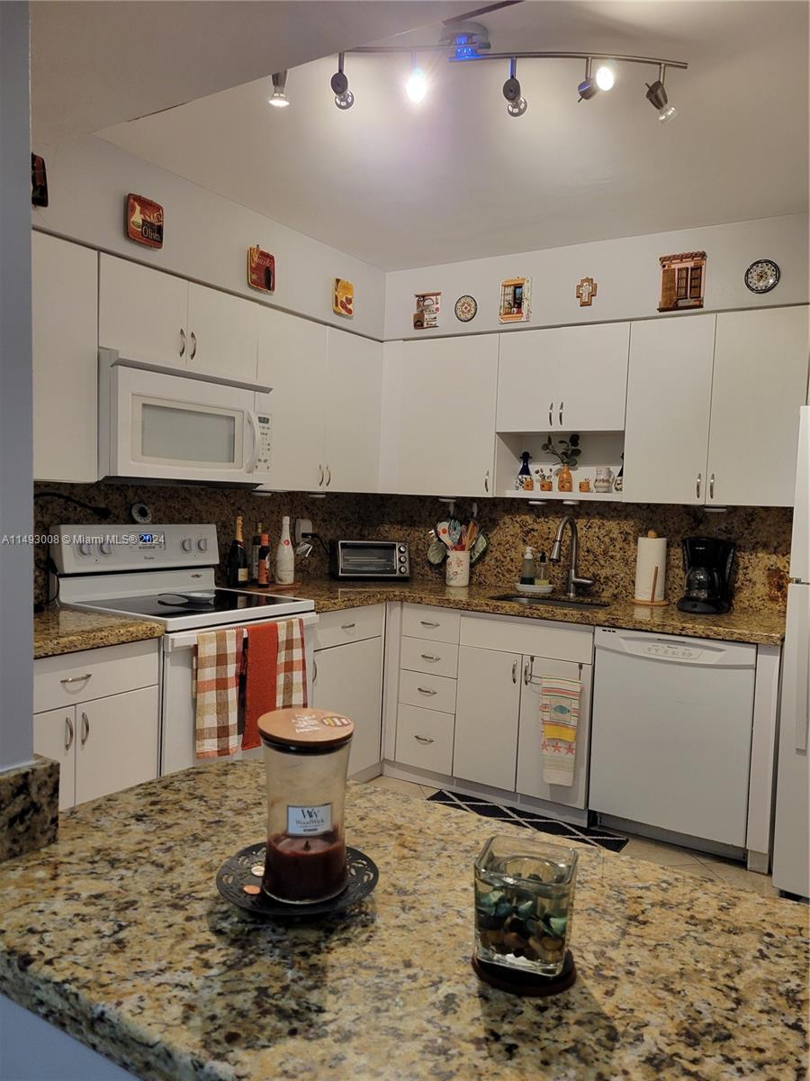 5151 Collins Ave 827, Miami Beach, Florida 33140, 1 Bedroom Bedrooms, ,1 BathroomBathrooms,Residential,For Sale,5151 Collins Ave 827,A11493008