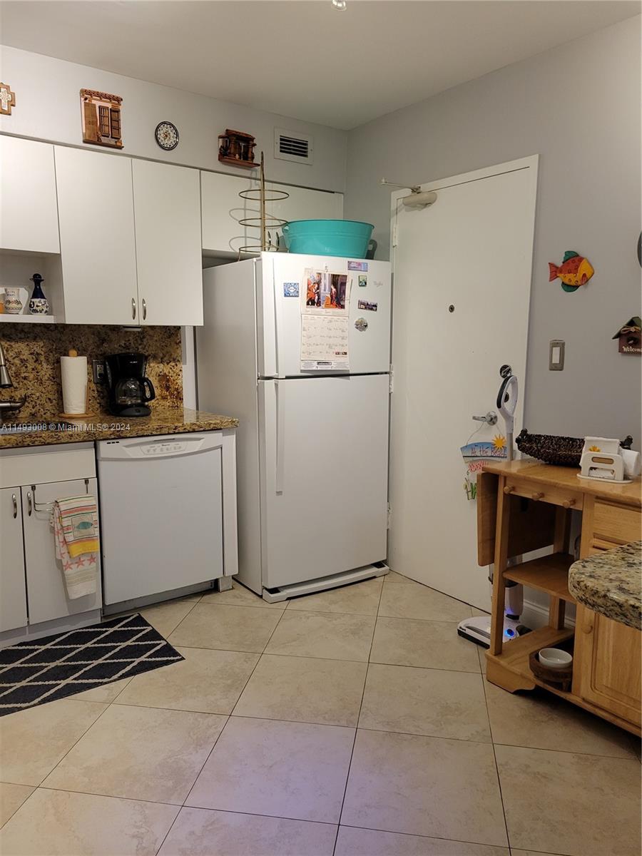 5151 Collins Ave 827, Miami Beach, Florida 33140, 1 Bedroom Bedrooms, ,1 BathroomBathrooms,Residential,For Sale,5151 Collins Ave 827,A11493008