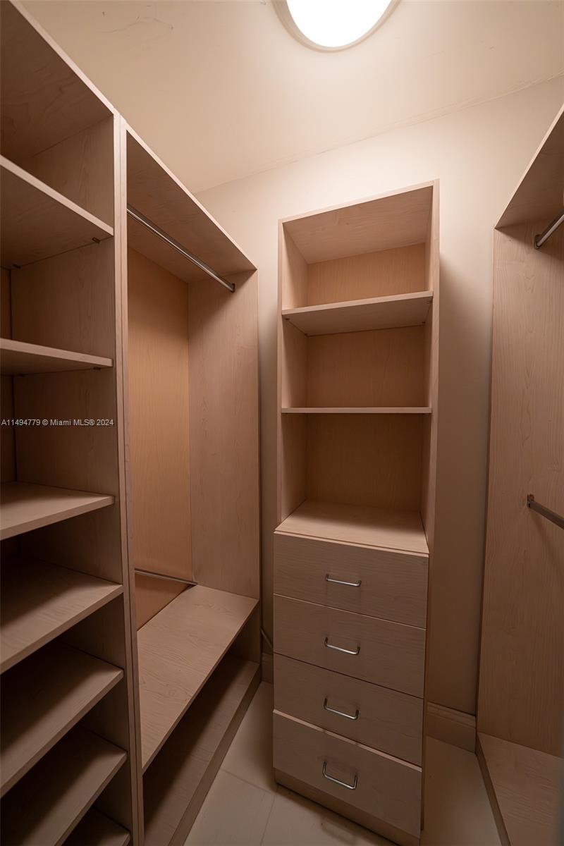 closet bedroom 4
