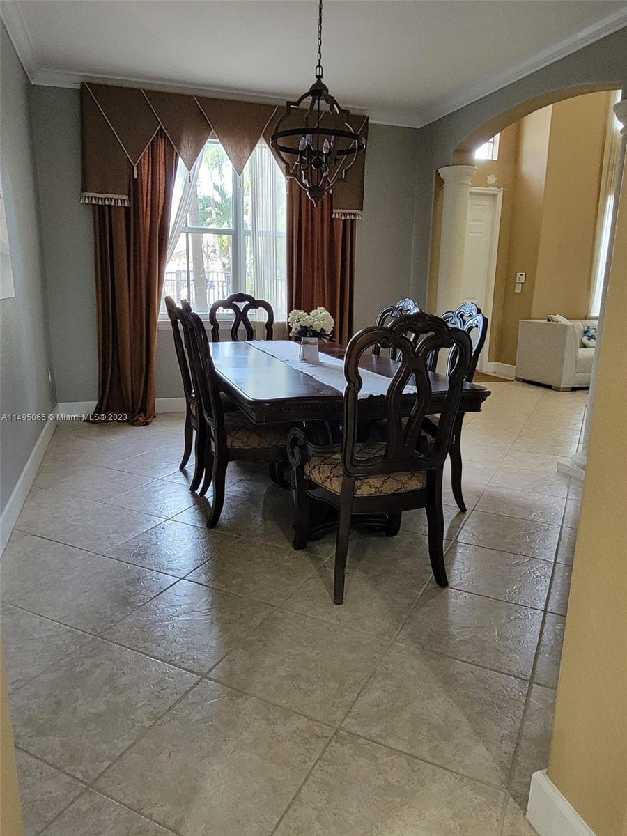 DINIING ROOM
