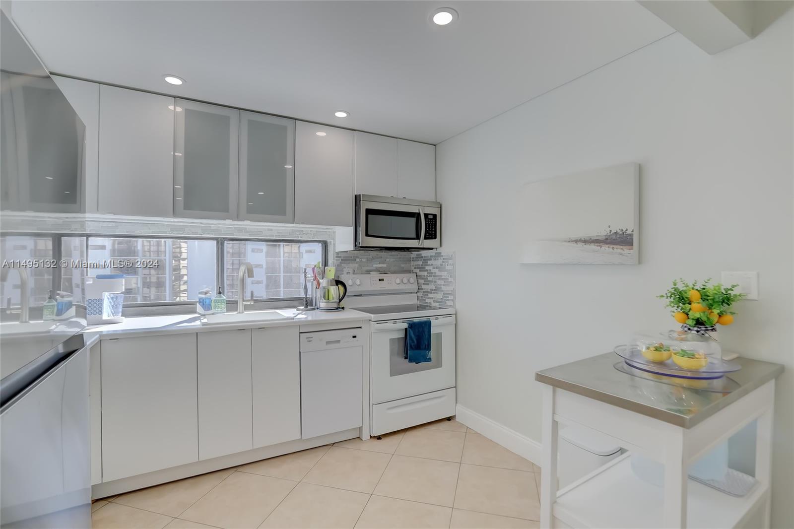 17011 Bay Rd, Sunny Isles Beach, FL, 33160 United States, 1 Bedroom Bedrooms, ,1 BathroomBathrooms,Residential,For Sale,Bay Rd,A11495132