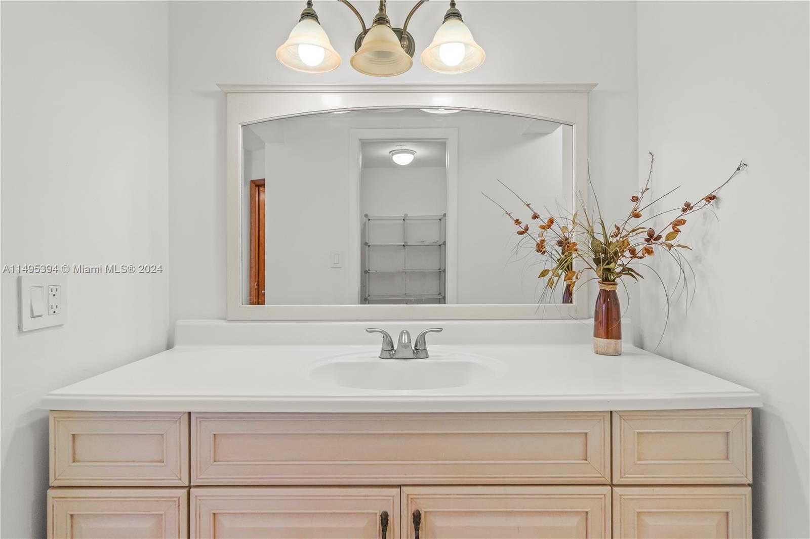 5201 Orduna Dr 13, Coral Gables, Florida 33146, 2 Bedrooms Bedrooms, ,2 BathroomsBathrooms,Residential,For Sale,5201 Orduna Dr 13,A11495394