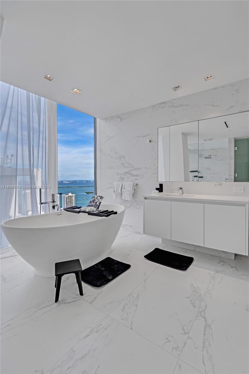 1000 Biscayne Blvd 4902, Miami, Florida 33132, 4 Bedrooms Bedrooms, ,5 BathroomsBathrooms,Residentiallease,For Rent,1000 Biscayne Blvd 4902,A11495570