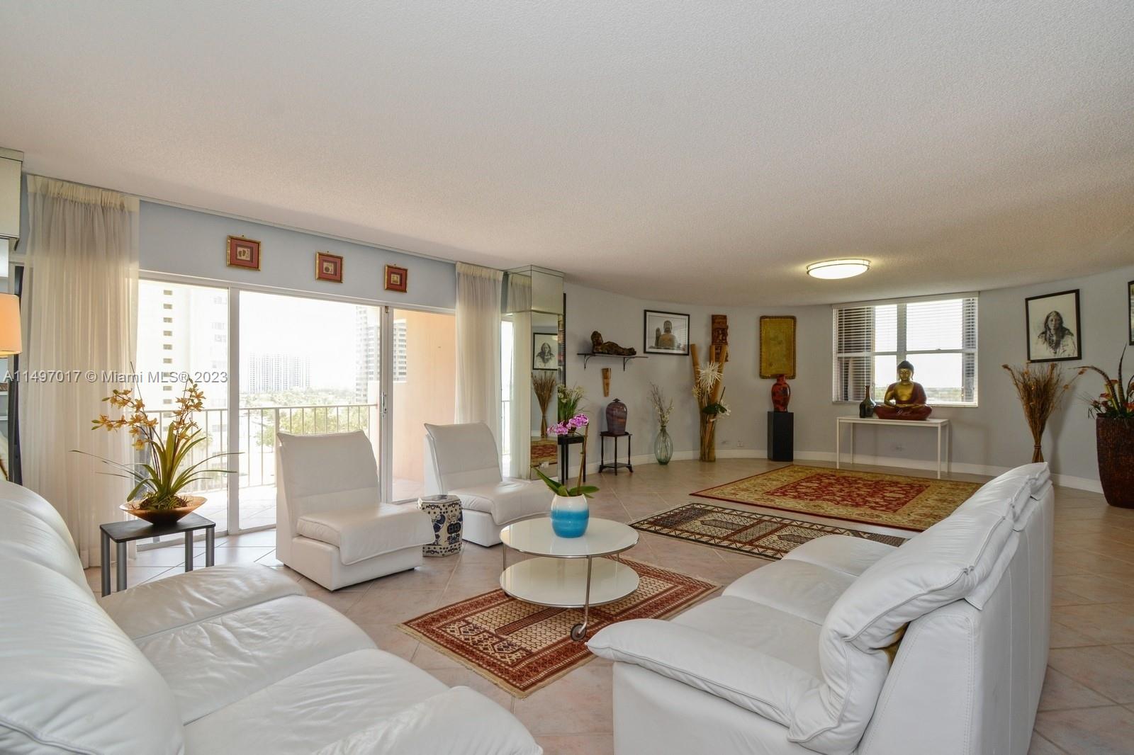 Living room with end rotonda that can be used as formal dinning room