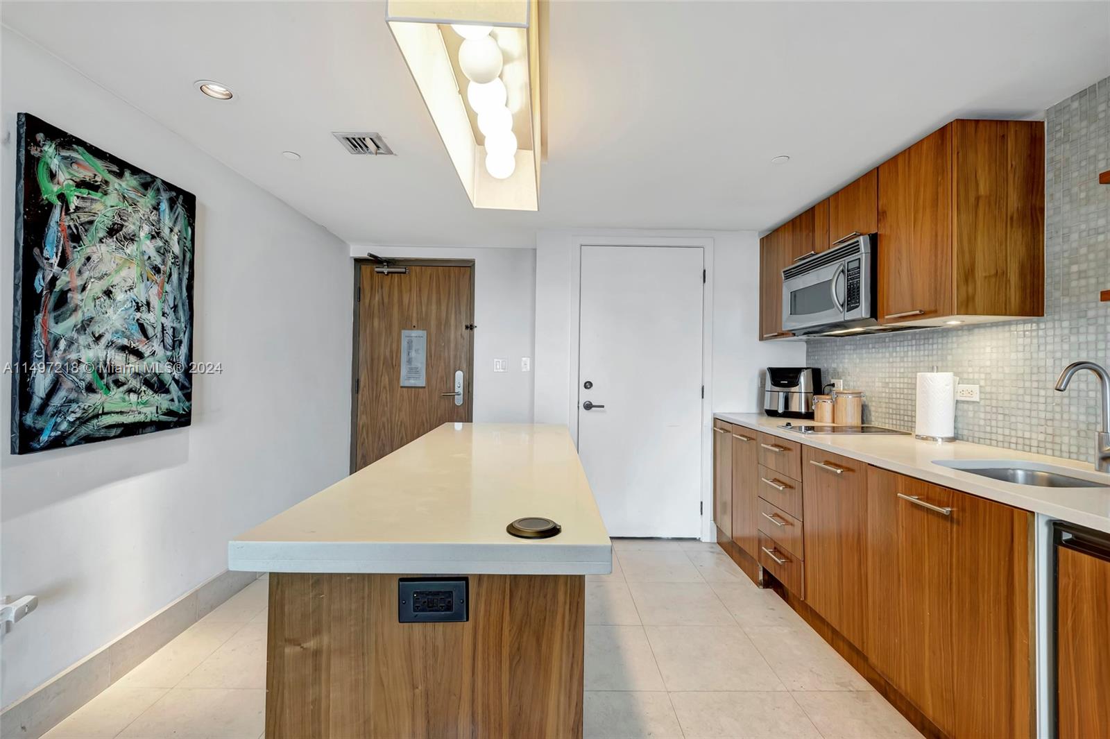 6801 Collins Ave 703, Miami Beach, Florida 33141, 1 Bedroom Bedrooms, ,1 BathroomBathrooms,Residential,For Sale,6801 Collins Ave 703,A11497218