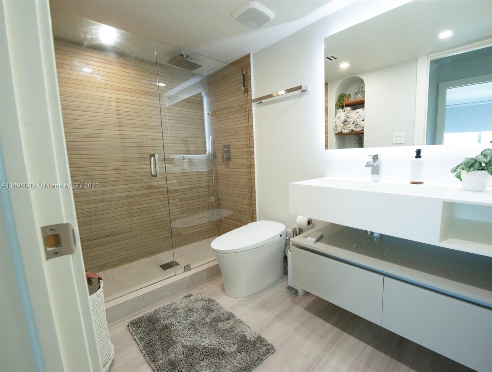 2655 Collins Ave 802, Miami Beach, Florida 33140, 3 Bedrooms Bedrooms, ,2 BathroomsBathrooms,Residential,For Sale,2655 Collins Ave 802,A11498000