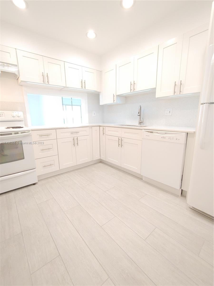 215 SE 3rd Ave 307C, Hallandale Beach, Florida 33009, 2 Bedrooms Bedrooms, ,1 BathroomBathrooms,Residential,For Sale,215 SE 3rd Ave 307C,A11496566