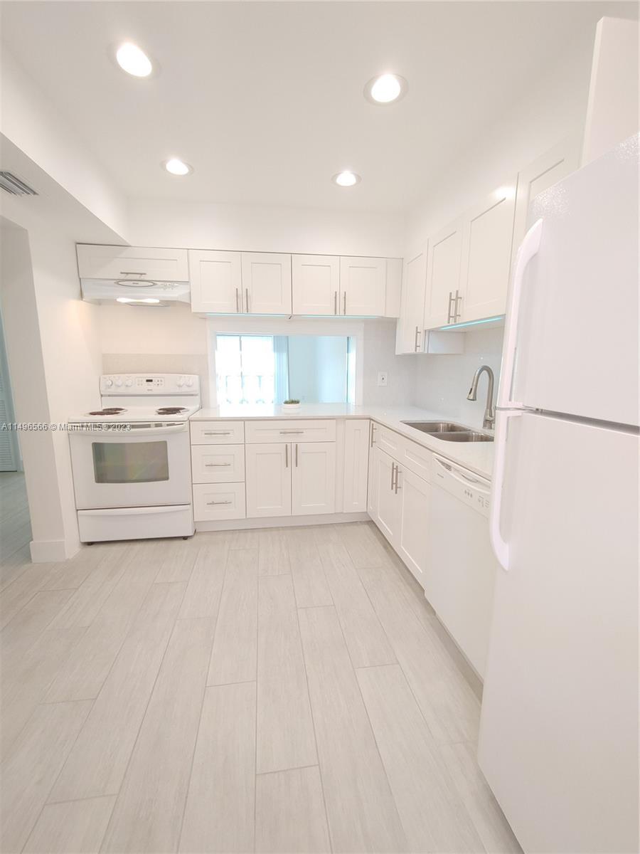 215 SE 3rd Ave 307C, Hallandale Beach, Florida 33009, 2 Bedrooms Bedrooms, ,1 BathroomBathrooms,Residential,For Sale,215 SE 3rd Ave 307C,A11496566