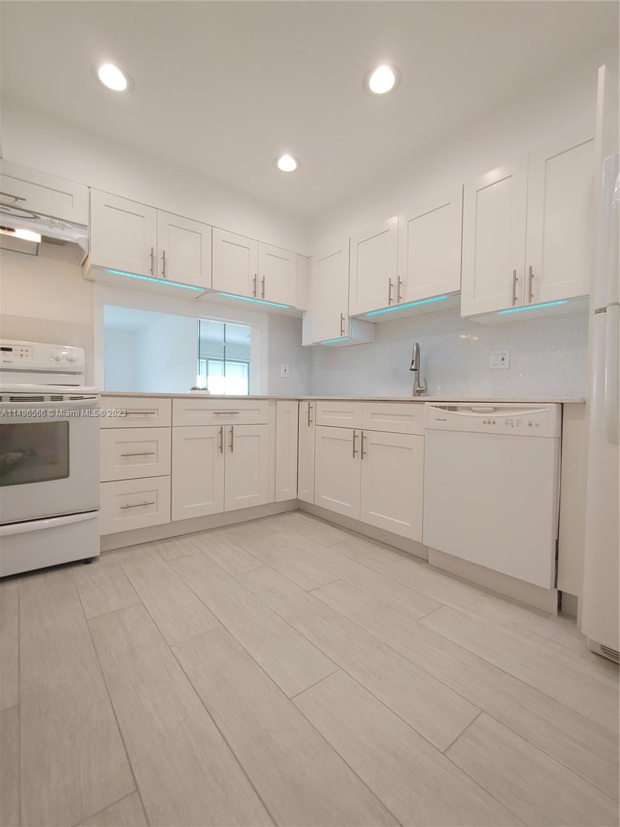 215 SE 3rd Ave 307C, Hallandale Beach, Florida 33009, 2 Bedrooms Bedrooms, ,1 BathroomBathrooms,Residential,For Sale,215 SE 3rd Ave 307C,A11496566