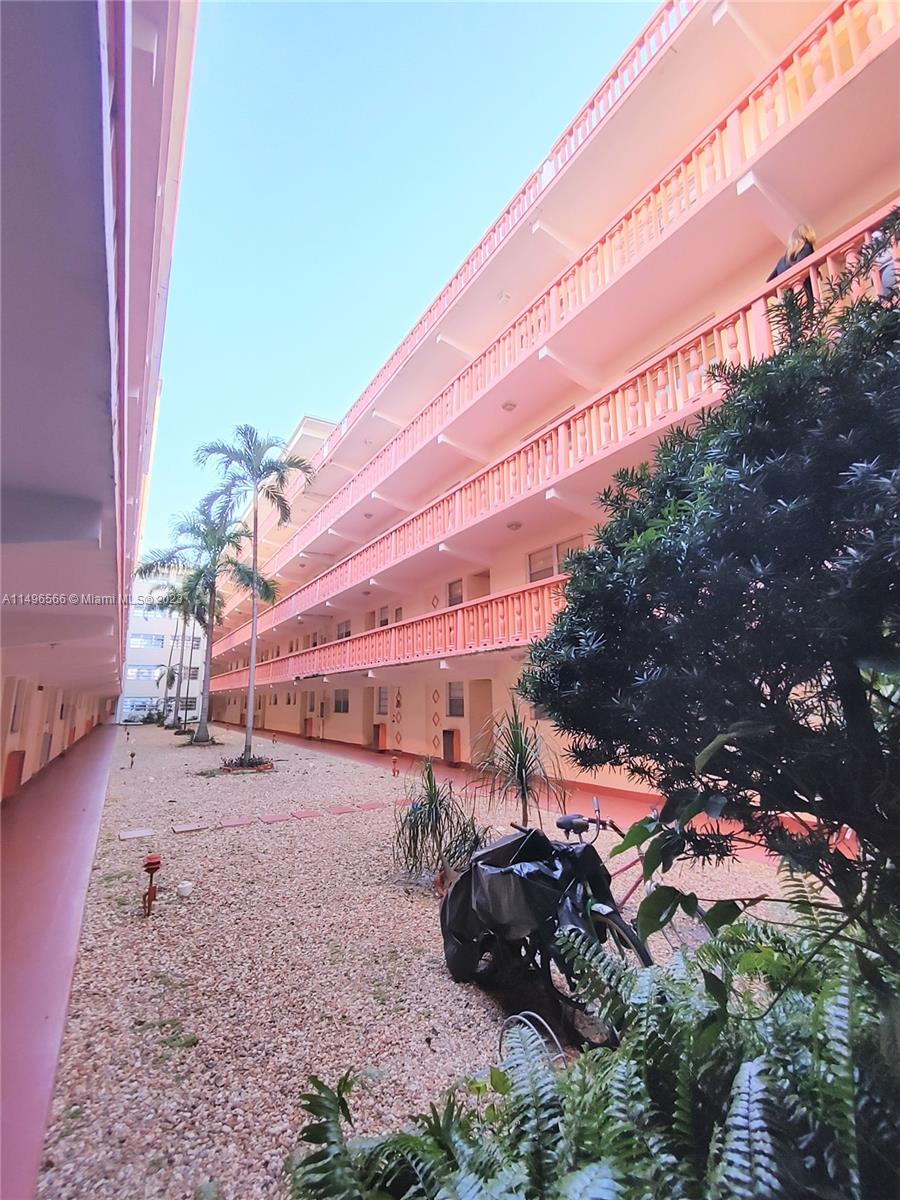 215 SE 3rd Ave 307C, Hallandale Beach, Florida 33009, 2 Bedrooms Bedrooms, ,1 BathroomBathrooms,Residential,For Sale,215 SE 3rd Ave 307C,A11496566
