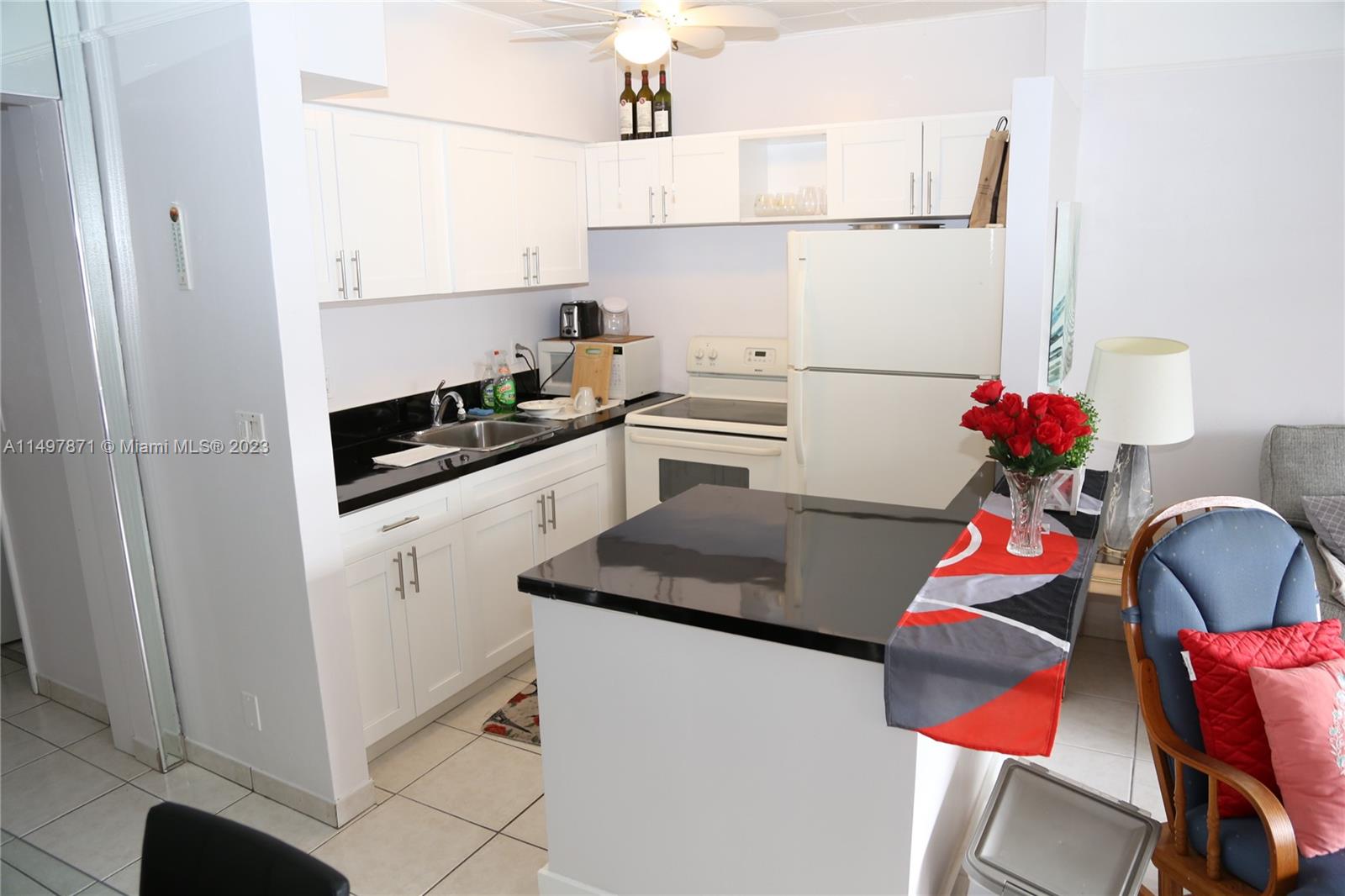 815 SW 10th Ter 4V, Hallandale Beach, Florida 33009, 1 Bedroom Bedrooms, ,1 BathroomBathrooms,Residential,For Sale,815 SW 10th Ter 4V,A11497871