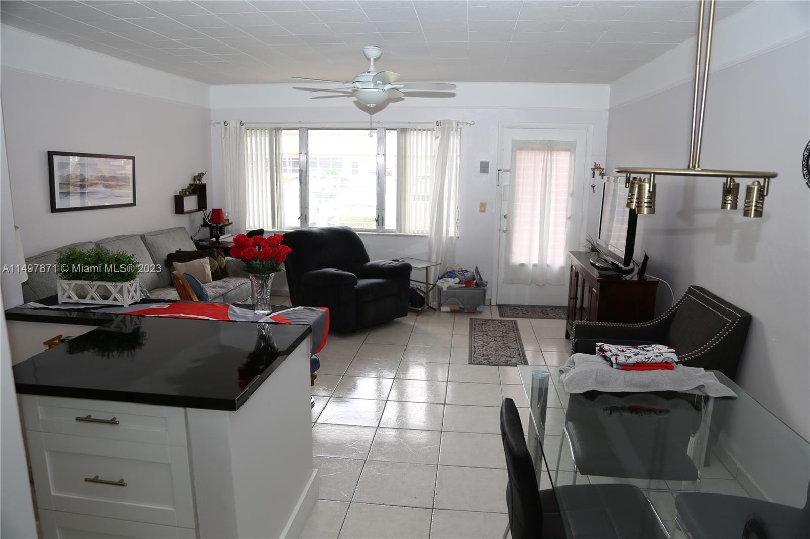 815 SW 10th Ter 4V, Hallandale Beach, Florida 33009, 1 Bedroom Bedrooms, ,1 BathroomBathrooms,Residential,For Sale,815 SW 10th Ter 4V,A11497871
